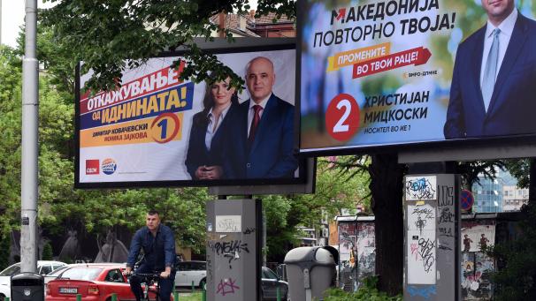 A quelques heures du scrutin, les affichent des partis en lice inondent la vile. A gauche, une grande affiche de Dimitar Kovacevski, leader du parti au pouvoir SDSM. A droite, Hristijan Mickovski, leader du plus grand parti d’opposition VMRO DPMNE.