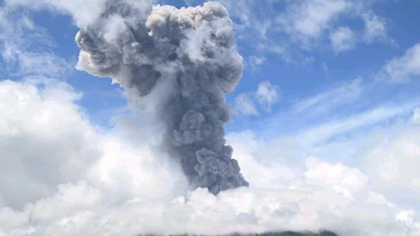 Selon l’agence de vulcanologie indonésienne PVMGB, une colonne de fumée s’élève à 1,5 km au-dessus du cratère.