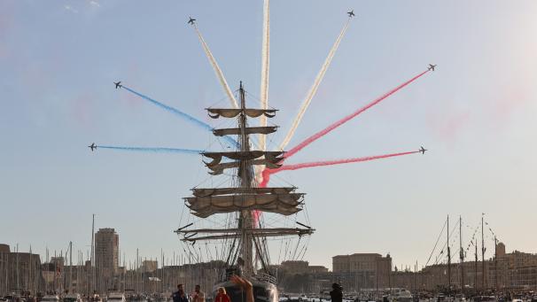 La flamme est arrivée ce 8 mai à Marseille, célébrée par une cérémonie spectaculaire en bleu, blanc, rouge.