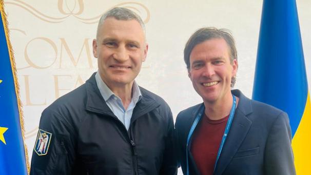 Pour célébrer l’Europe, Vitali Klitshko (à gauche), le maire de Kiev, a entre autres, invité dans sa ville, ses collègues de grandes villes européennes dont Mathias De Clercq (à droite) pour Gand.