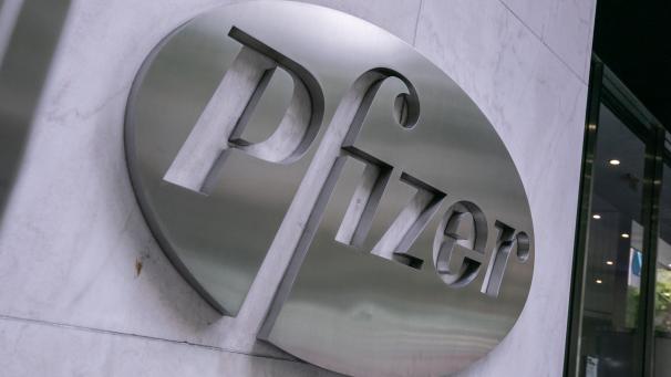 (FILES) The Pfizer Inc. logo on July 22, 2020 in New York City. Pfizer has received US approval for a gene therapy against a form of hemophilia, a rare and inherited blood clotting disorder, the company said on April 26, 2024. Beqvez, which is given as a single intravenous infusion, was shown in a clinical trial of 45 people to be better at preventing bleeding among adults with moderate to severe hemophilia B compared to regular infusions of a protein that promotes clotting, called protein factor IX (FIX). (Photo by Jeenah Moon / GETTY IMAGES NORTH AMERICA / AFP)
