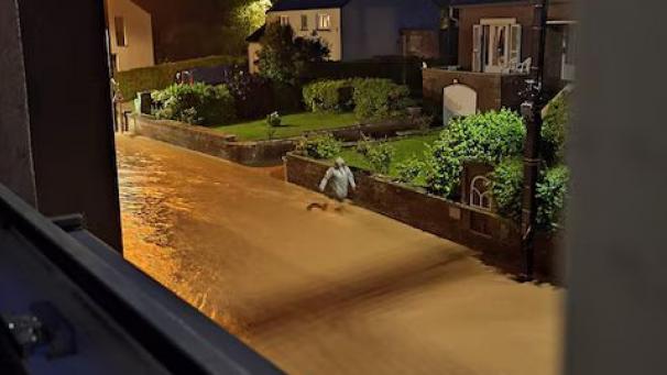 Du côté de Walhain, les riverains ont été touchés par des inondations et des coulées de boue, ce qui a rendu certaines rues impraticables. 
