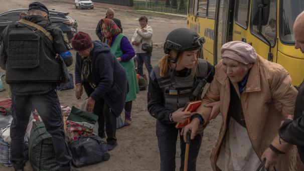 Des civils évacués dans la région de Kharkiv, le 12 mai 2024.