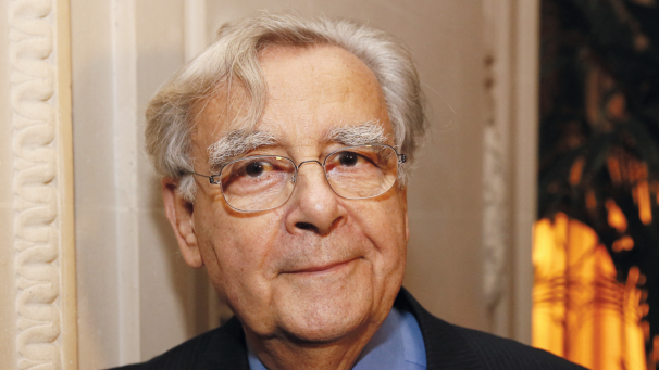 Le journaliste français est mort à l’âge de 89 ans. Il a marqué l’histoire de la télévision, dépoussiérant les interviews littéraires avec talent.