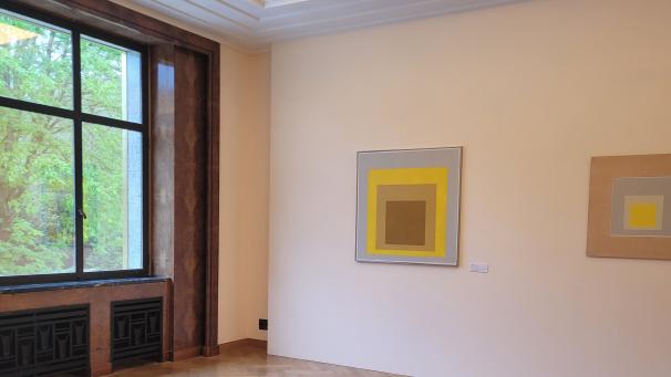 Les œuvres (ici deux « Hommages au carré » de Josef Albers) se marient parfaitement avec les espaces de la Villa Empain.
