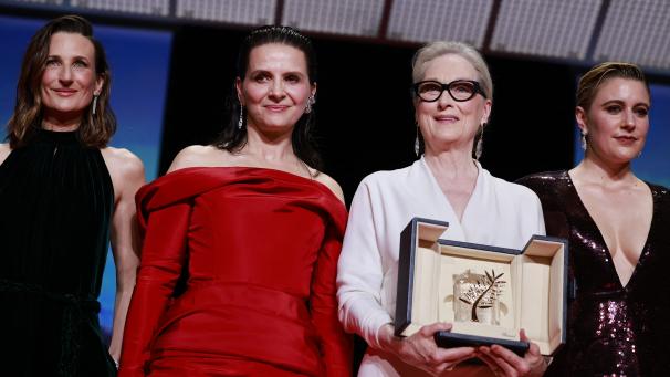 Meryl Streep, récompensée par une Palme d’or d’honneur, aux côtés de Juliette Binoche, Greta Gerwig, présidente du jury du 77e Festival de Cannes, et Camille Cottin, maîtresse de cérémonie, lors de la cérémonie d’ouverture du festival.