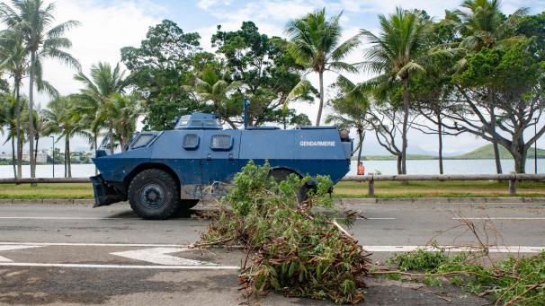 L’état d’urgence en Nouvelle-Calédonie est entré en vigueur mercredi, à 20h, heure de Paris (5h jeudi à Nouméa).
