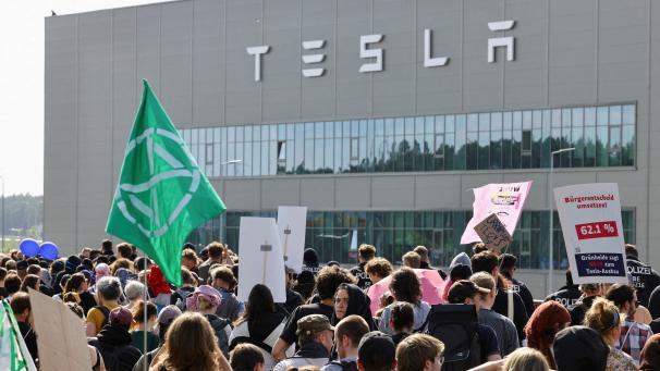 Le 11 mai, une grande manifestation à l’appel de plusieurs organisations regroupées dans le collectif « Disrupt Tesla » a eu lieu aux abords de l’usine, lors de laquelle des activistes ont tenté d’envahir le site.