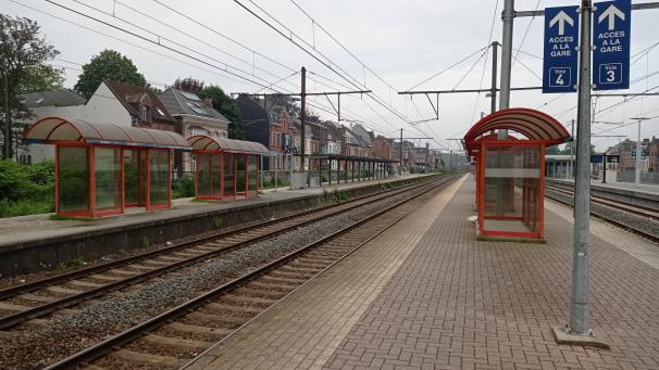 Celles et ceux qui avaient choisi le train au départ de Nivelles pour échapper aux travaux du carrefour Léonard ont joué de malchance ce vendredi, le trafic étant arrêté en raison d’une défaillance technique.