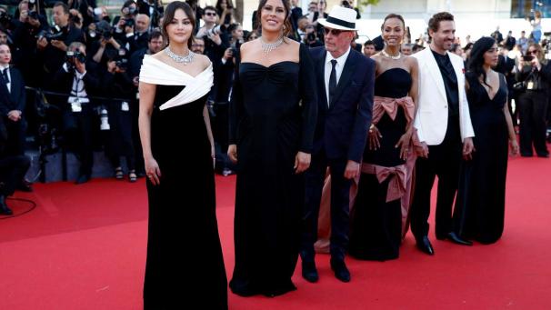 Selena Gomez, Karla Sofia Gascon, Zoe Saldana et Edgar Ramirez entourent Jacques Audiard pour la montée des marches de « Emilia Perez » qui recevra neuf minutes d’ovation.
