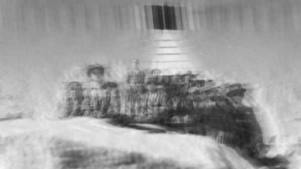 Chez Klotzshows, la série « Inverse Fourier » d’Ornella Fieres part de scannages d’images anciennes dont l’artiste altère ensuite le résultat codé par l’algorithme, créant d’étranges distorsions.