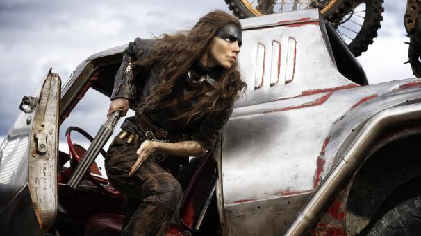 Pas de Mad Max dans « Furiosa » (si ce n’est pendant deux secondes dans un plan, où on le voit appuyé contre son bolide en haut d’une éminence rocheuse, reliant « Furiosa » à « Fury road »), mais bien une héroïne (Anya-Taylor Joy) aussi « déter » que lui.