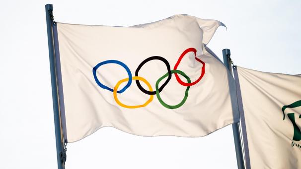 C’est en 1920, à Anvers, que flotte pour la première fois le mythique drapeau olympique blanc orné d’anneaux colorés.