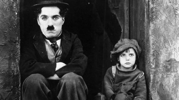 Charlie Chaplin en compagnie de Jackie Coogan.