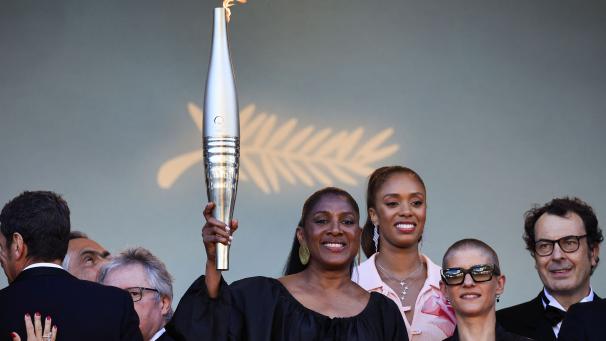 L’athlète française Marie-Josée Pérec a emmené la flamme olympique en haut des marches.