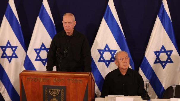 Après les demandes de mandats d’arrêt internationaux déposées par le procureur de la Cour pénale internationale contre Binyamin Netanyahou (à droite) et son ministre de la Défense Yoav Galant (à gauche), ces reconnaissances diplomatiques constituent un nouveau revers gouvernement israélien.