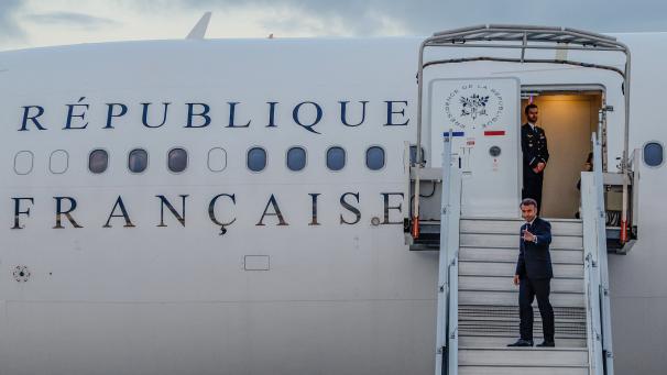 Le président français Emmanuel Macron prenait l’avion pour la Nouvelle-Calédonie mardi soir.