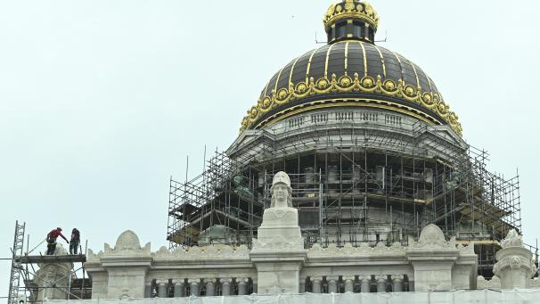 Une première partie restaurée de la façade du palais de justice de Bruxelles a été dévoilée.