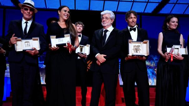 De gauche à droite en avant-plan, les lauréats du palmarès 2024 : Jacques Audiard, l’actrice trans Klara Sofia Gascon, George Lucas, Sean Baker et Coralie Fargeat.