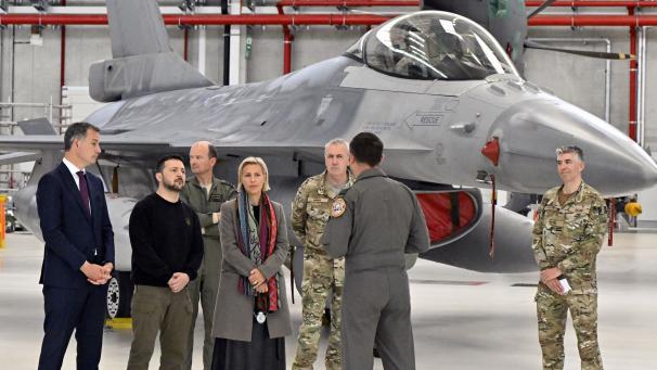 Le président ukrainien Volodymyr Zelensky, accompagné du Premier ministre Alexander De Croo et de la ministre de la Défense Ludivine Dedonder, a rencontré des pilotes de F-16 belges, des instructeurs et du personnel technique à l’aéroport militaire de Melsbroeck.