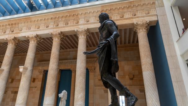 L’un des trésors du Cinquantenaire, le Musée Art & Histoire, ressemble à un paquebot qui prend l’eau.