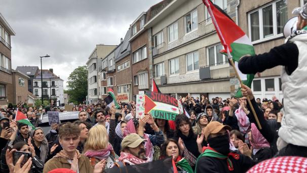 Des manifestants pro-palestiniens sont réunis devant l’ambassade d’Israël à Bruxelles.