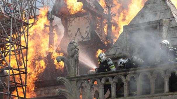 Le film revient sur la catastrophe qui a ravagé la cathédrale Notre-Dame de Paris.