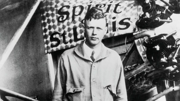 Charles Lindbergh, en chemise à col attaché, rompt une tradition vestimentaire.
