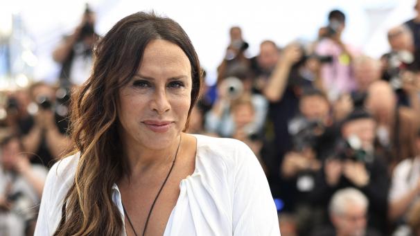 L’actrice espagnole Karla Sofia Gascon, première femme trans primée à Cannes, subit une vague de haine en ligne depuis la remise de son prix.