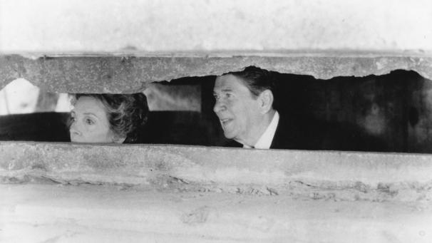 Nancy et Ronald Reagan visitent un ancien bunker allemand de la Pointe du Hoc, haut lieu du Débarquement de Normandie.