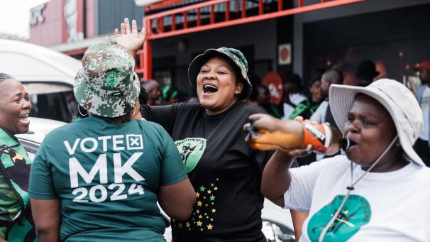 Le seul parti content des résultats est le MK, le nouveau parti fondé par l’ancien président Jacob Zuma. Il a effectivement cumulé presque 15 % des votes, en devenant le troisième parti national.