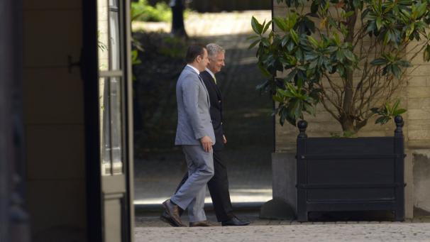 En juin 2014, le roi Philippe avait accompagné le processus de formation gouvernementale sans vouloir l’influencer, désignant Bart De Wever comme son informateur durant un mois.