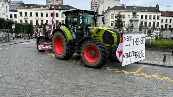 Des centaines d’agriculteurs se sont rassemblés à Bruxelles pour protester contre les mesures environnementales européennes.