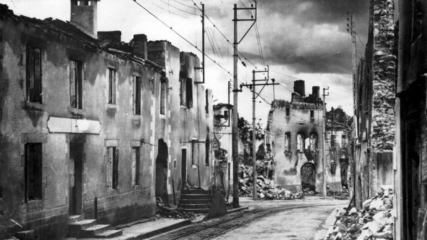 La rue principale d’Oradour-sur-Glane après son incendie offre les stigmates de la barbarie nazie. Rien n’a été épargné.