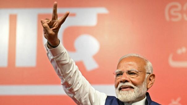 Narendra Modi a revendiqué la victoire tout en prenant soin, déjà, de parler au nom de la National Democratic Alliance (NDA) plutôt qu’en son nom propre. 