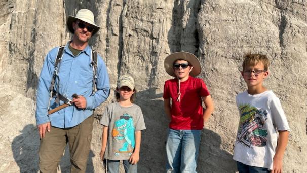 Le conservateur spécialiste de la paléontologie des vertébrés Tyler Lyson et les trois jeunes enfants à l’origine de la découverte.