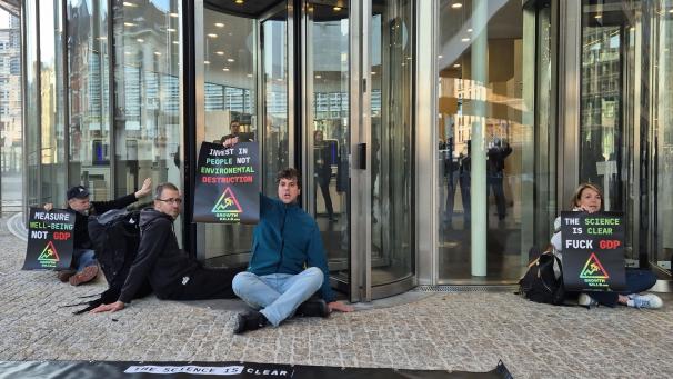 Des activistes climatiques des groupes Rebellion Global, Groths Kill et Extinction Rebellion, bloquent l’entrée du bâtiment Berlaymont.