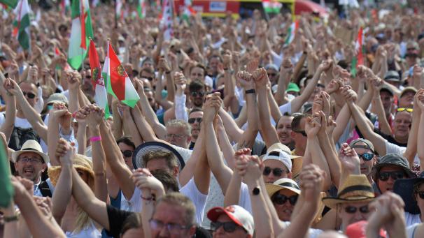Une foule compacte s’est rassemblée en soutien à Peter Magyar, figure de l’opposition hongroise.