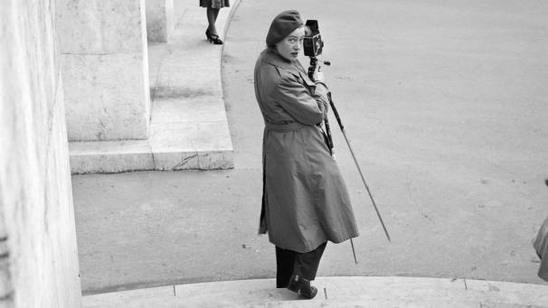 Photographe inconnu : Lee Miller au travail sur le site qui abrite aujourd’hui son exposition au Musée d’Art Moderne de Paris.