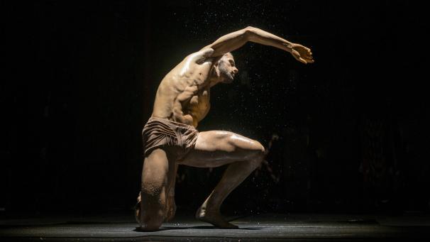 « Mirage », de Damien Jalet et Kohei Nawa par le Ballet du Grand Théâtre de Genève.