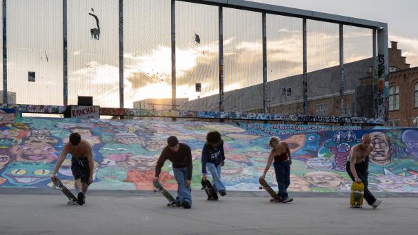 Skateurs et danseurs s’allient dans « Béton » sur le skatepark des Ursulines.