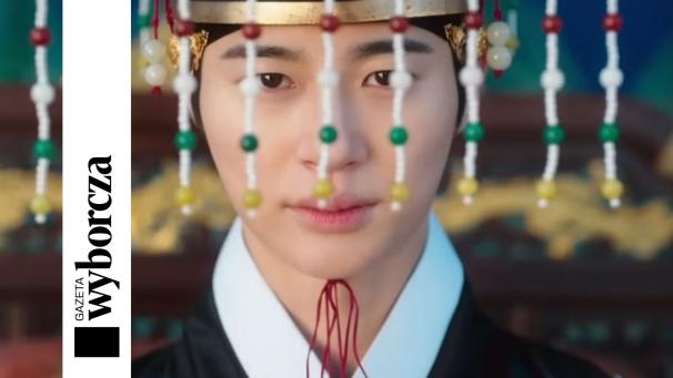 Byeon Woo-seok et la couronne polémique. L’acteur reconnaît ne pas avoir accordé suffisamment d’attention aux détails historiques présentés dans la série.
