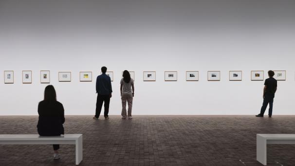 Richter ne cherche pas à colorier ses photographies mais à les modifier, à en noyer certaines parties dans la matière picturale.
