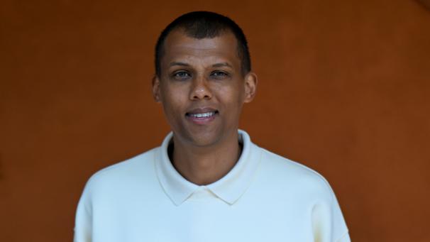 Selon Kworb, le catalogue Spotify de Stromae approche les 5 milliards d’écoutes. Ses six titres recensés en « featuring » pèsent à eux seuls près de 696 millions d’écoutes.