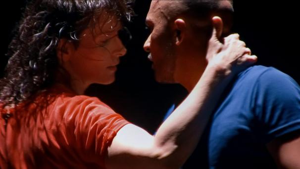 « En tant qu’actrice, c’est important pour moi de commencer par le corps parce que c’est là que commencent les sensations. Et à partir du moment où un acteur est relié aux sensations, il ne peut pas se tromper », déclare Juliette Binoche.