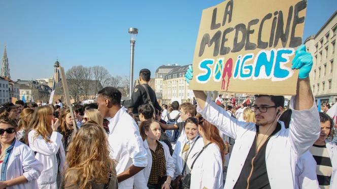 Mars 2014
: une énième manifestation des étudiants en médecine pour que le problème d’attribution des numéros INAMI soit pris à bras-le-corps par le politique. Deux ans plus tard, les revendications persistent.