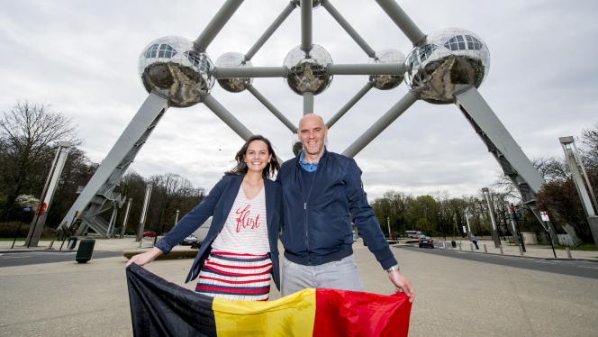 Dominique Monami et Johan Van Herck posent devant l’Atomium, symbole de leur «
belgitude
» qu’ils assument pleinement. © Dominique Duchesnes.