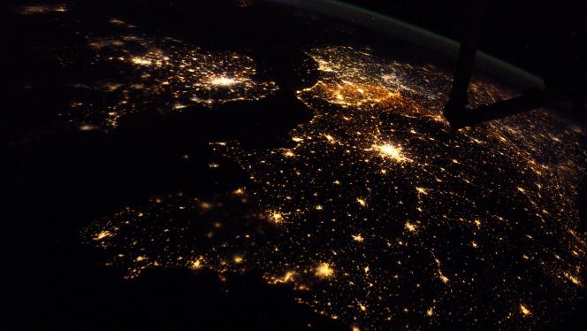 La Grande-Bretagne (en haut à gauche), la France (avec Paris comme gros point lumineux) et, juste au-dessus, battant tous les records de luminosité, la Belgique.