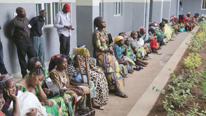 Les files de femmes qui viennent en consultation à Panzi s’étirent le long des murs de l’hôpital. La garde que la Monusco affecte à la sécurité du docteur Denis Mukwege est en revanche beaucoup plus réduite... © Reuters.
