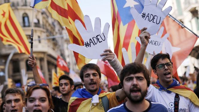 Les étudiants catalans sont (re)descendus, jeudi, dans les rues de Barcelone. Avec un message lapidaire adressé à Madrid
: «adieu
!»... © AFP